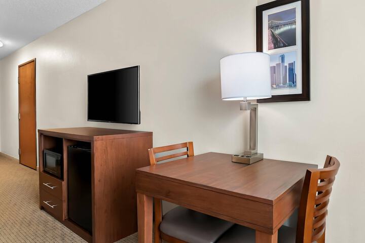 Comfort Inn & Suites Taylor - Detroit