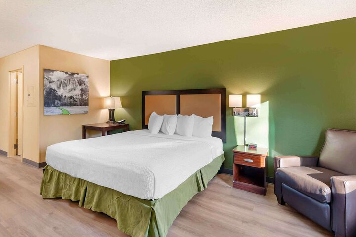 Room 14 of 33