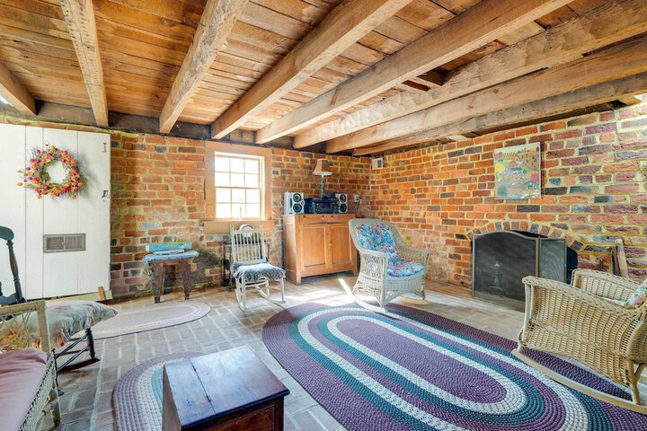Terre Haute Manor Farmhouse w / Gardens & Deck!