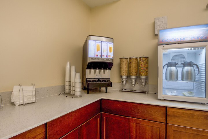 Travelers Inn & Suites Forest City