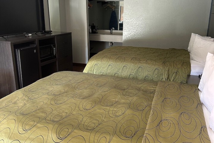 Clairmont Inn & Suites Warren
