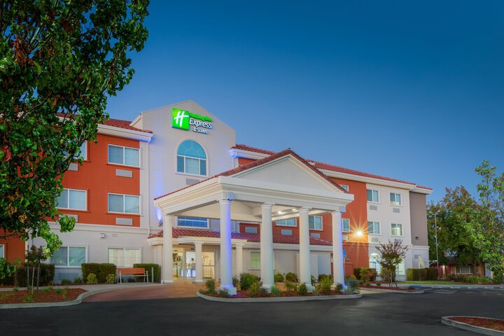 Holiday Inn Express & Suites Oroville Lake by IHG