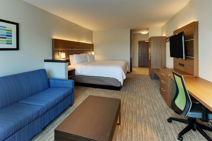 Holiday Inn Express & Suites Roanoke – Civic Center by IHG