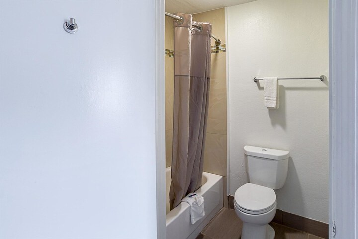 Motel 6 Grand Prairie TX - Near Six Flags Drive