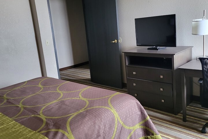 Super 8 by Wyndham Aurora / Naperville Area