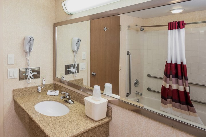 Red Roof Inn & Suites Mt. Holly - McGuire AFB