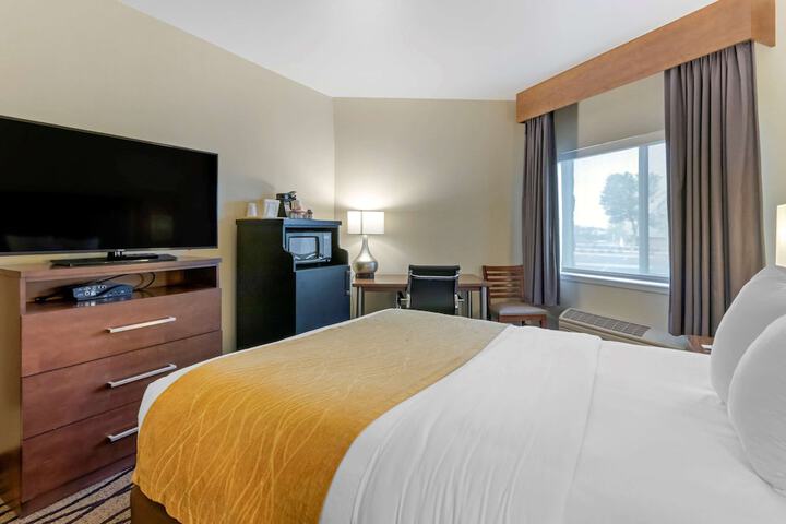 Comfort Inn & Suites Market - Airport