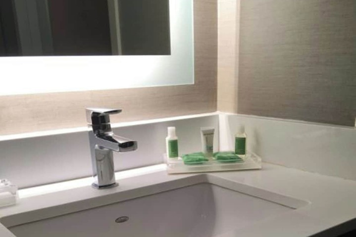 Holiday Inn Manchester Airport by IHG