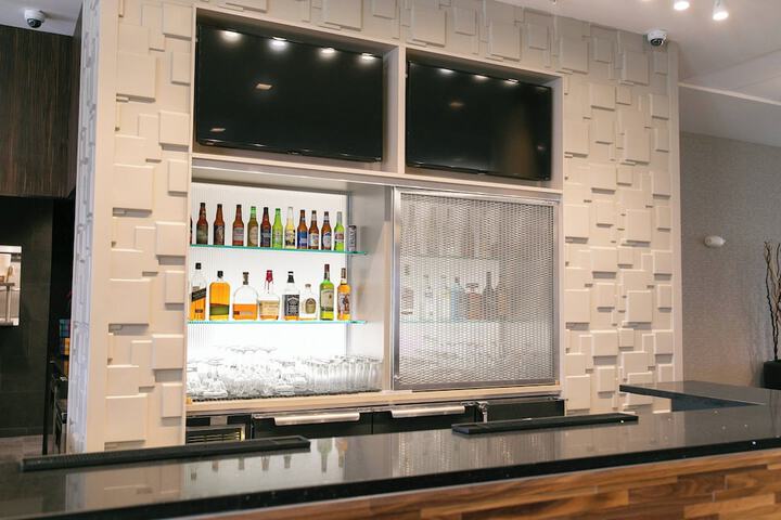 Lounge 21 of 24