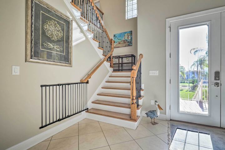 Waterfront Gem w / Pool & Dock in Apollo Beach