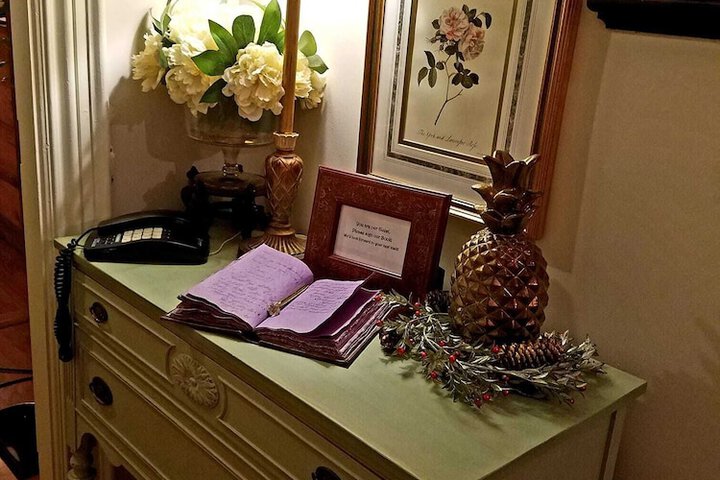 PineCrest Inn