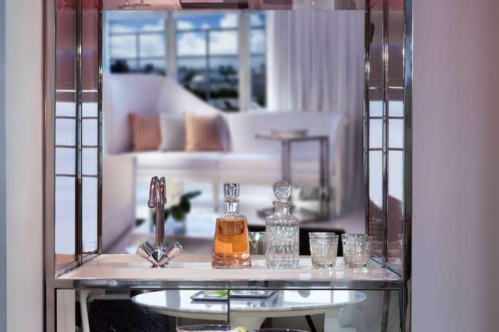 Lounge 56 of 63