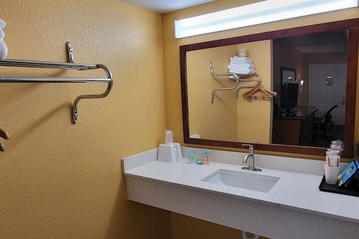Olympic Inn & Suites