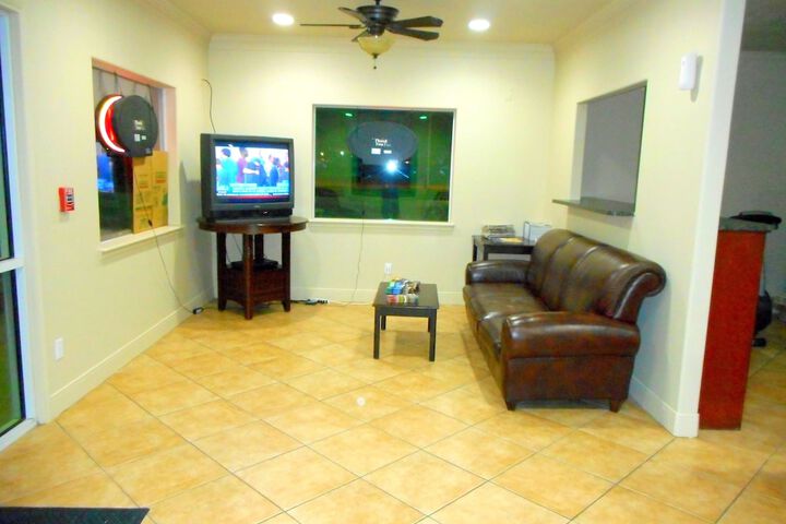 Crossroads Inn & Suites