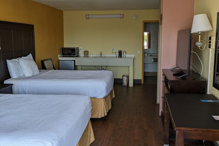 Days Inn & Suites by Wyndham Port Richey