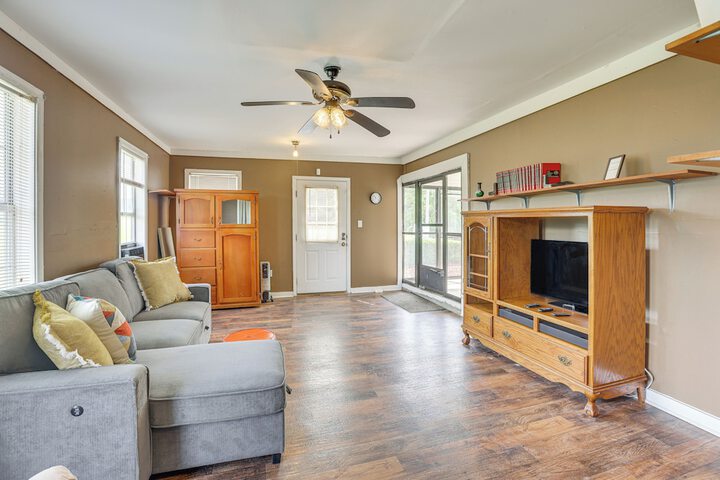 Clanton Cottage w / Charcoal Grill & Porch!