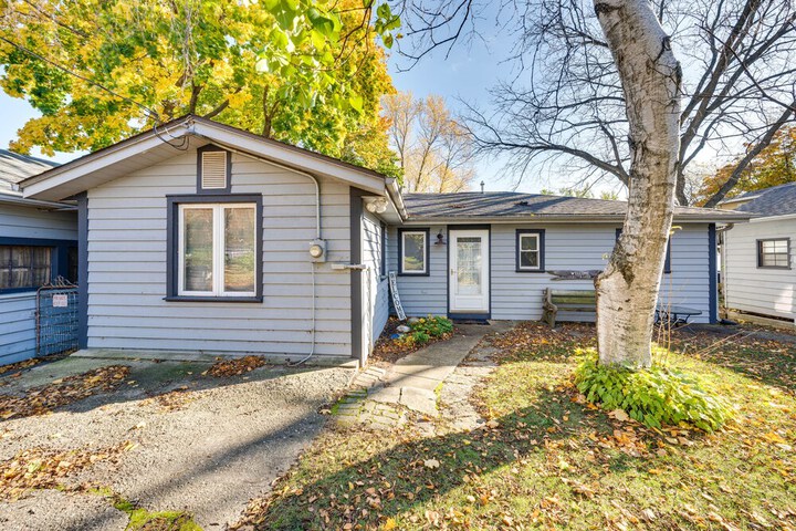 Lakefront Edgerton Cottage w / Deck & Grill!