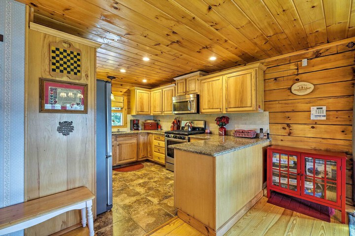 Jacksonville Cabin w / Wraparound Deck & Views