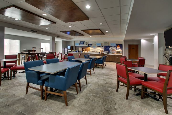 Holiday Inn Express & Suites Waukegan by IHG