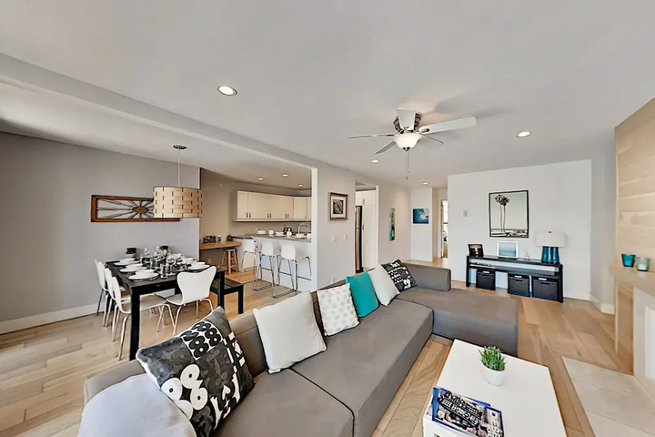 Immaculate Beach W / Pool Hot Tub & Balconies 2 Bedroom Condo