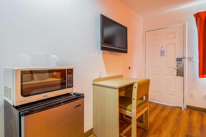 Motel 6-Bakersfield CA - Airport