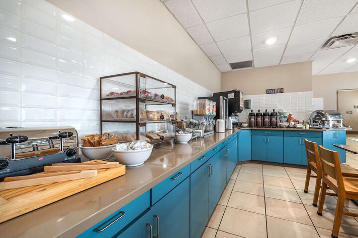 Country Inn & Suites by Radisson Watertown, SD