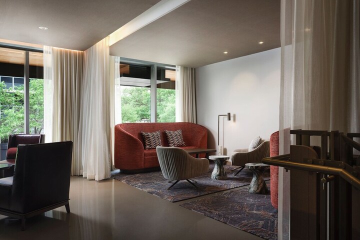 Lounge 97 of 106