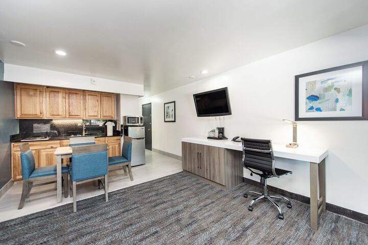 Oyster Bay Inn & Suites