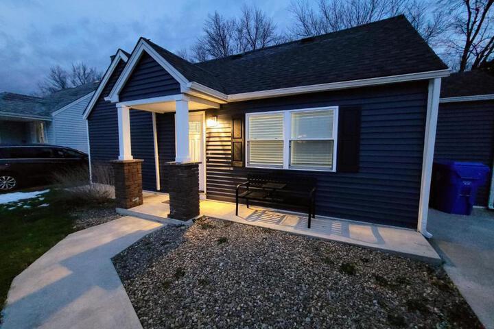 Nice house with private parking king bed fenced yard