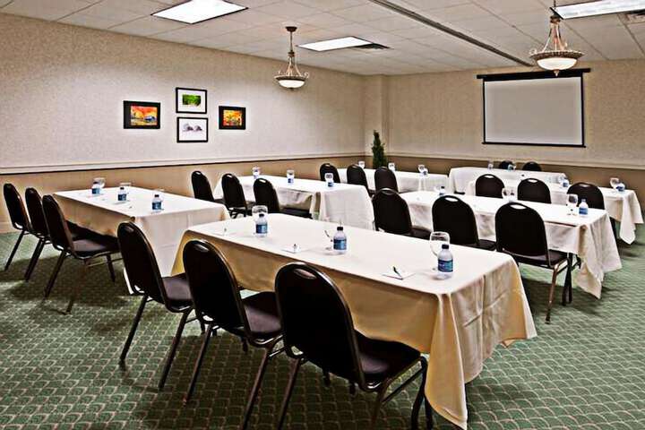Days Inn by Wyndham Warren