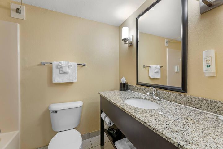 Quality Inn & Suites Bellville - Mansfield