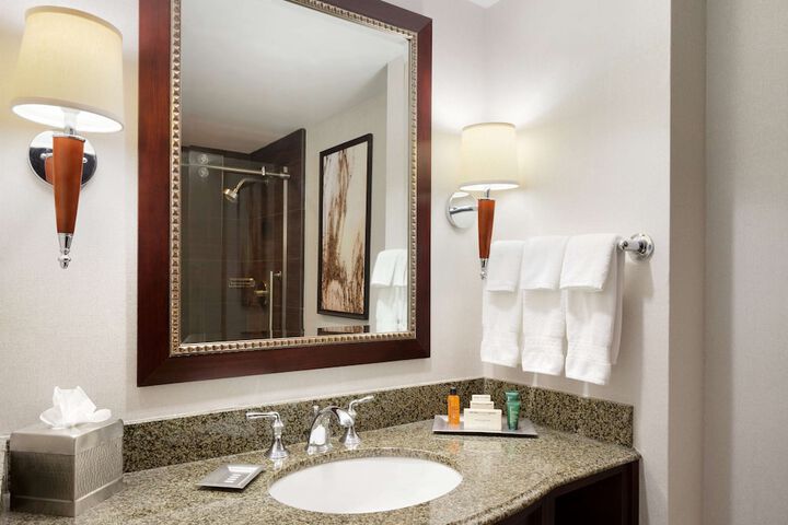 Hilton East Brunswick Hotel & Executive Meeting Center