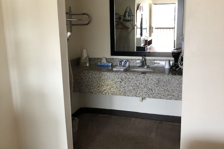 Room 17 of 34