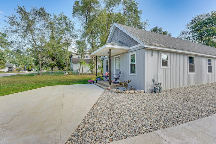 Wayland Retreat w / Deck: Walk to Downtown!