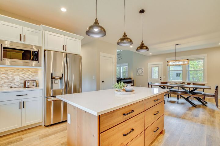 Spacious Donnelly Family Home w / Private Hot Tub!