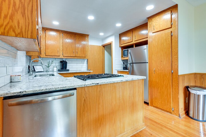 Grand Blanc Rental w / Gas Grill & Private Yard