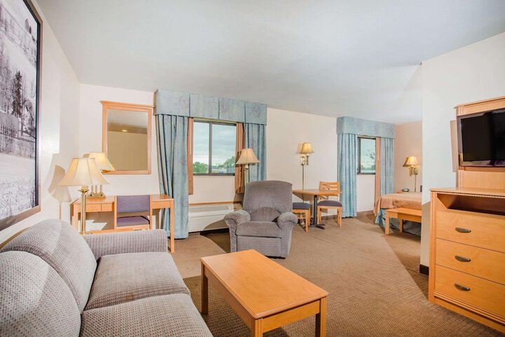 Super 8 by Wyndham Monroe WI