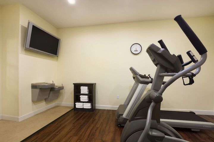 Days Inn & Suites by Wyndham Galveston West / Seawall
