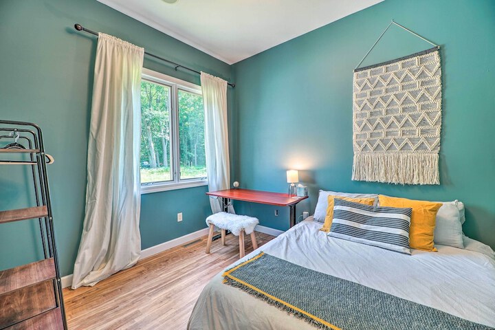 Cozy Whitehall Hideaway w / Hot Tub + Chiminea!