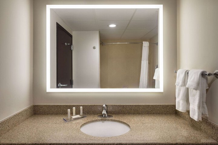 La Quinta Inn & Suites by Wyndham Lake George