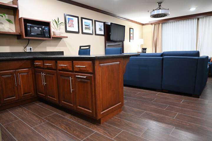 Giles Hotel Inn & Suites
