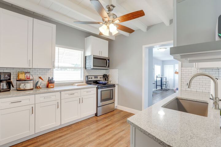 Bright Pinellas Park Getaway w / Private Pool!