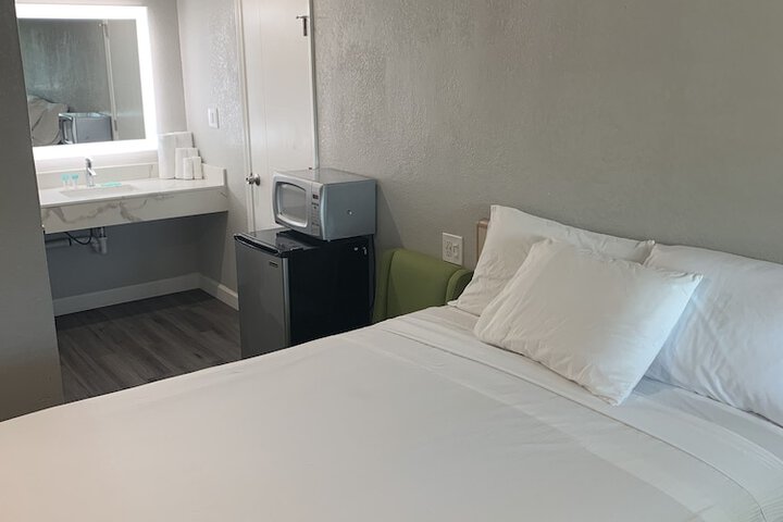 Elmwood Motel