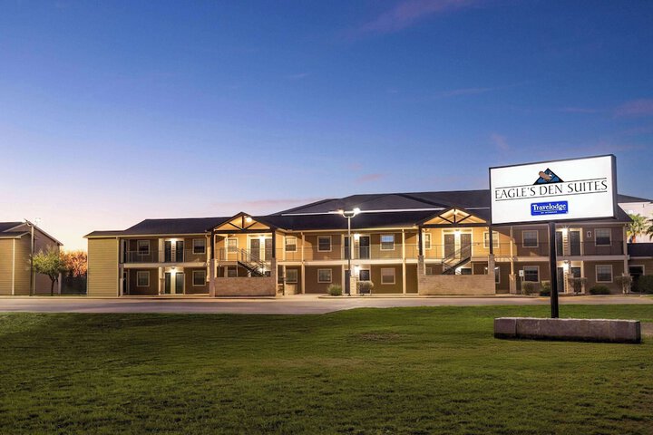 Eagles Den Suites Kenedy a Travelodge by Wyndham