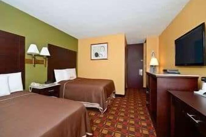 Room 10 of 28