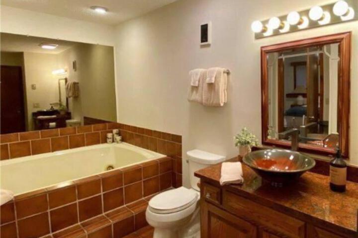 Serene & Comfy - Stunning View & Long - Jetted Tub