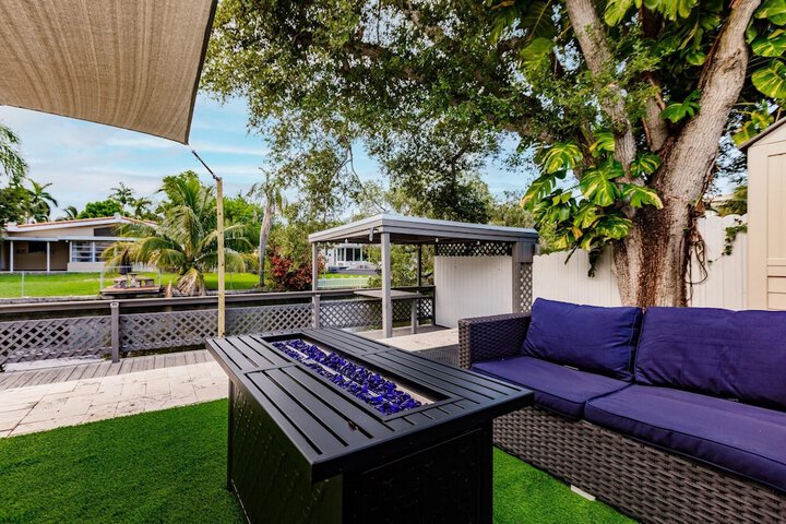 Stylish Aventura Home With Pool on Intercostal