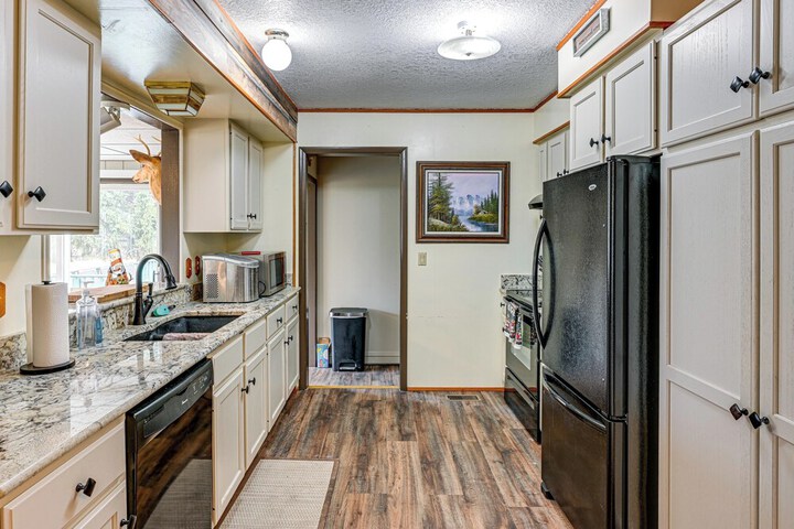 Cozy Cass City Retreat w / Spacious Deck!