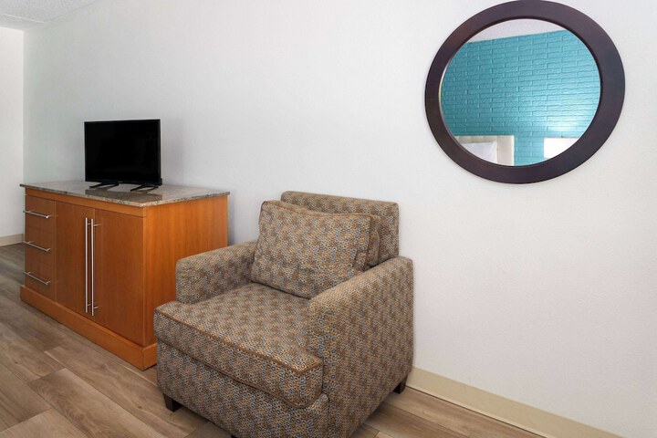 Room 16 of 33