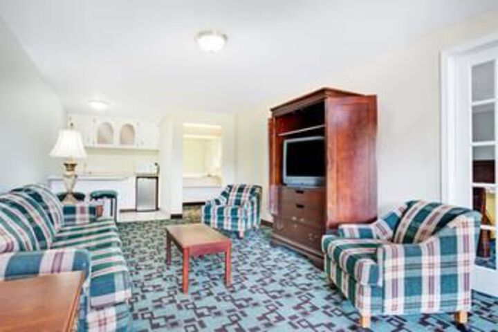 Super 8 by Wyndham Creswell / South Eugene